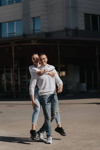 Güzel Esmer Kız Şehir Merkezinde Dururken Erkek Arkadaşına Sarılıyor — Stok fotoğraf