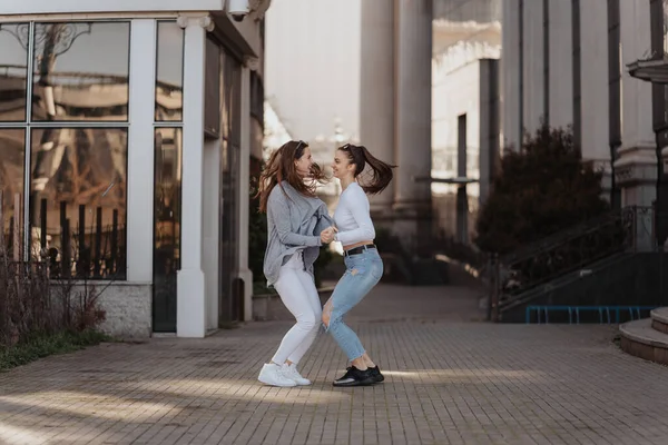 Deux Filles Jouent Une Avec Autre Dans Rue — Photo