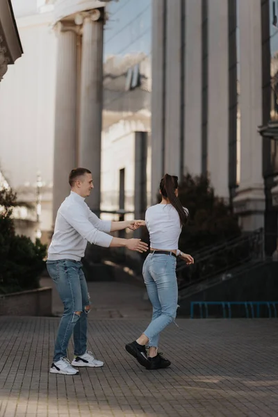 Krásný Úžasný Pár Tančí Spolu Baví Městě — Stock fotografie
