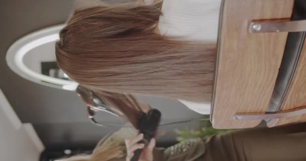 Peluquería Analizando Cabello Una Chica Pelirroja Preparación Para Peinado Tiro — Vídeos de Stock