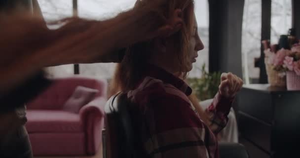 Kızıl Kızın Saçını Taratıp Kuaförlük Kamyonculuk Hareketlerine Hazırlanırken Yakınlaştır — Stok video