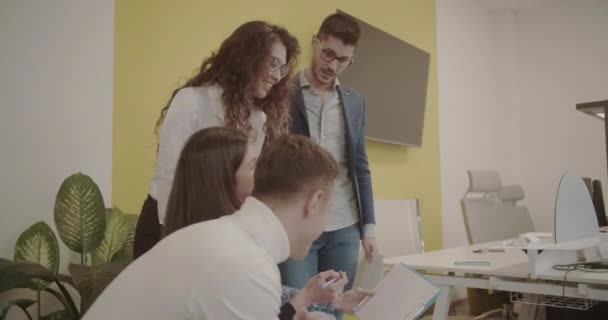 Négy Kolléga Áll Iroda Közepén Együtt Dolgoznak Egy Projekten Egy — Stock videók