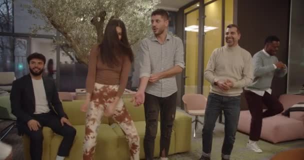 由于办公室里的兴奋气氛 许多不同种族的同事欢欢喜喜地共舞 庆祝公司取得的丰硕成果 — 图库视频影像