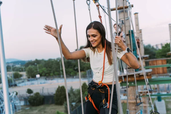 Sportliches Junges Mädchen Beim Seilspringen Abenteuerpark — Stockfoto