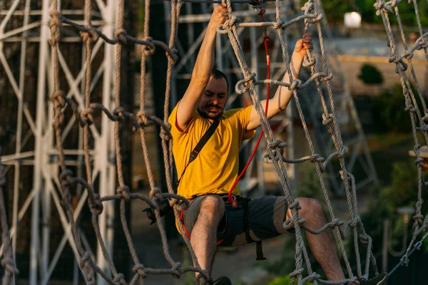 摄影记者拿着绳子在探险公园攀爬 — 图库照片