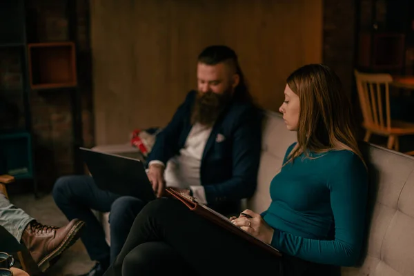 Uzun Sakallı Adamı Bayan Arkadaşına Bir Şey Anlatıyor Laptopa Bakıyorlar — Stok fotoğraf