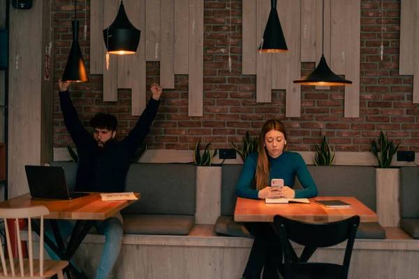 Dos Jóvenes Estudiantes Sentados Cafetería Trabajando Ocupándose Sus Propios Asuntos —  Fotos de Stock