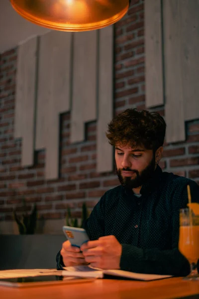 Bonito Homem Negócios Trabalhar Remotamente Café Ele Está Conversando Seu — Fotografia de Stock
