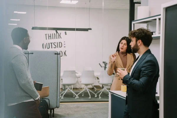Neues Marketing Strategiegespräch Zwischen Drei Multiethnischen Kollegen Büro Während Einer — Stockfoto