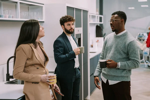 Erkek Bir Kadın Çok Irklı Arkadaşları Ofis Mutfağında Sohbet Ediyorlar — Stok fotoğraf