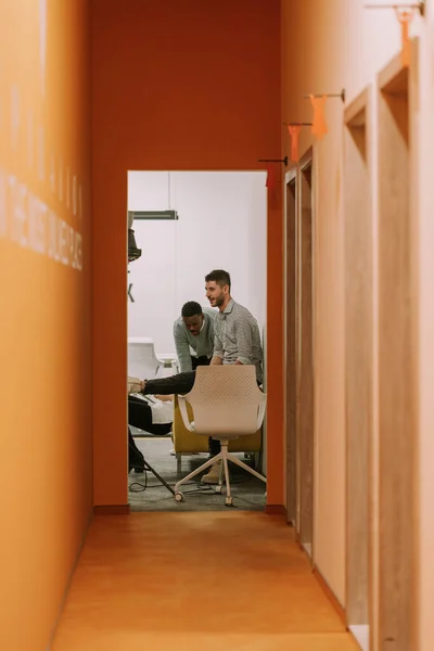 Genç Yorgun Adamları Işten Sonra Sohbet Ediyorlar Modern Ofiste Dinleniyorlar — Stok fotoğraf