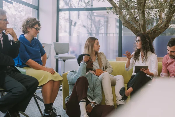Brunette Επιχειρηματίας Μιλάει Ενώ Συνάδελφοί Της Ακούνε Και Κάθονται Στο — Φωτογραφία Αρχείου