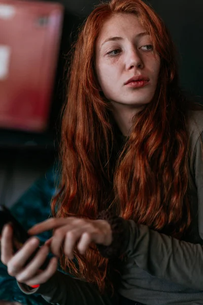 Beautiful Redhead Girl Distracted Something While Scrolling Her Phone — Stock Photo, Image