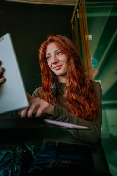Stunning Ginger Girl Working Tablet Low Angle View Shot — Stock Photo, Image