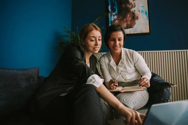 Δύο Γυναίκες Επιχειρηματίες Χαμογελούν Ενώ Εργάζονται Στο Καφέ — Φωτογραφία Αρχείου