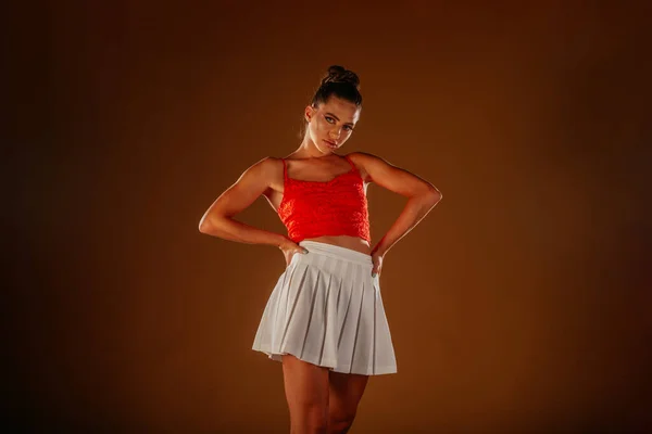 Una Hermosa Chica Con Rojo Traje Blanco Posando Estudio Sobre —  Fotos de Stock