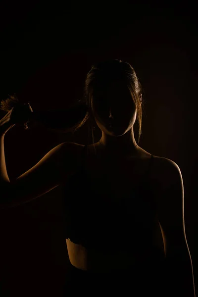 Egy Imádnivaló Lány Pózol Miközben Húzza Haját Fekete Melltartó Van — Stock Fotó