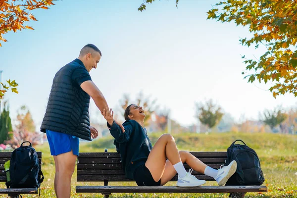 Homem Bonito Está Incomodando Sua Namorada Enquanto Ela Está Sentada — Fotografia de Stock