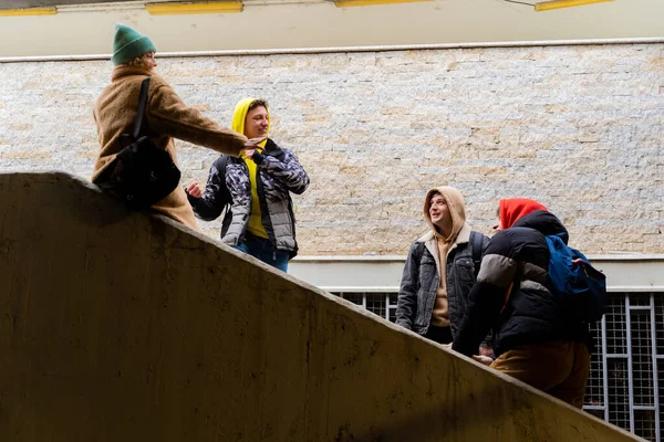 Groupe Amis Étonnants Attrayants Ont Une Discussion Sur Les Escaliers — Photo