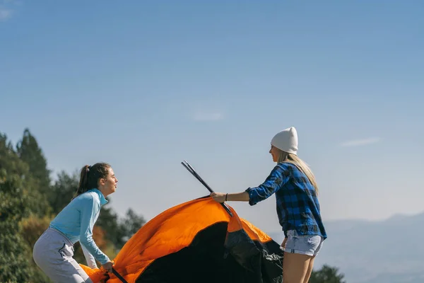 Dwie Ładne Dziewczyny Robią Pomarańczowy Namiot Szczycie Góry — Zdjęcie stockowe