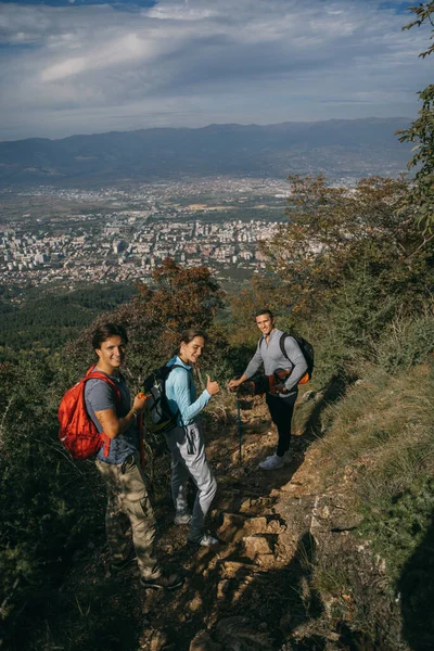 Trois Randonneurs Posant Pour Caméra Tout Tenant Sommet Montagne — Photo
