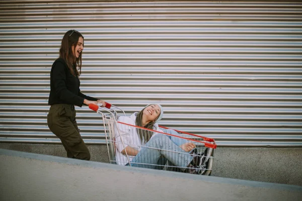 Zwei Schöne Mädchen Haben Spaß Mit Einem Marktwagen — Stockfoto