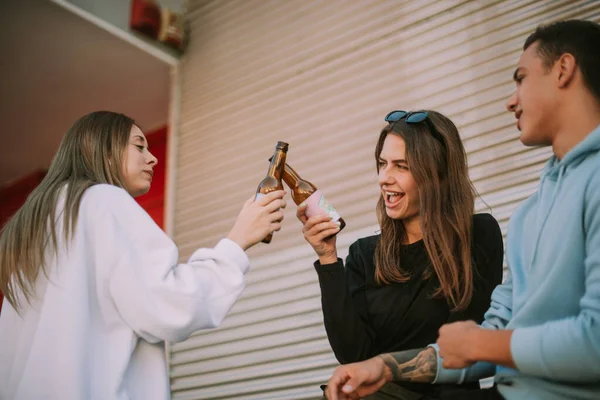 Güzel Kızın Arkadaşlarıyla Dikilirken Birayla Tezahürat Yapmalarına Yakın Durun — Stok fotoğraf