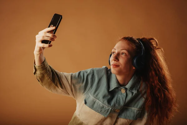 Beautiful Ginger Girl Taking Aselfie Her Phone Studio — Stock Photo, Image