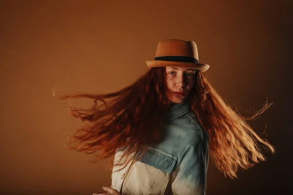 Pretty Red Head Fliping Her Hair While Standing Studio Orange — Stock Photo, Image
