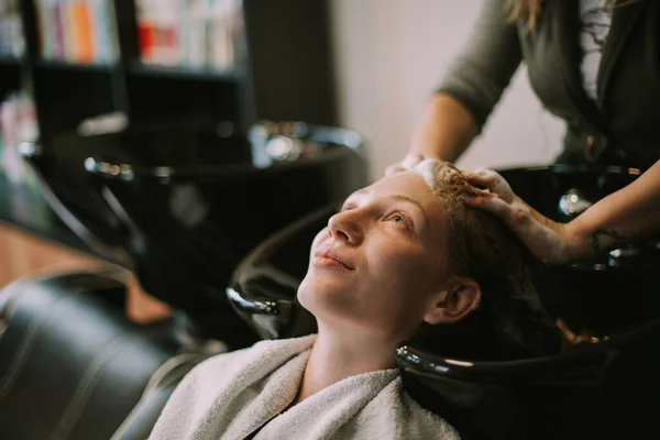 Gros Plan Coiffeur Shampooing Ses Clients Cheveux Roux Salon Coiffure — Photo