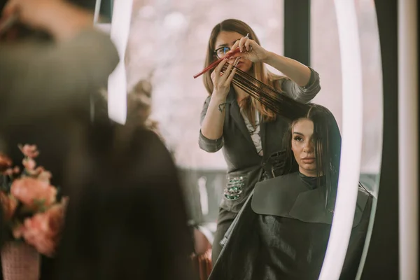 Hair Stylist Combing Her Brunette Client Hair — Stock Photo, Image