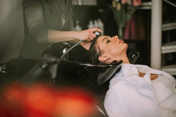 Belle Fille Brune Lave Les Cheveux Salon Coiffure Avec Eau — Photo