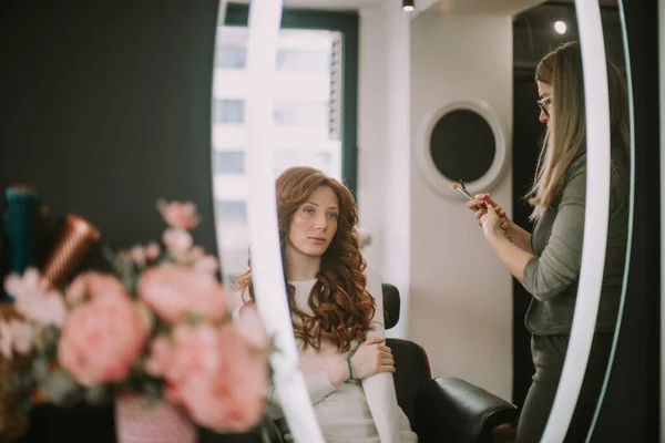 美丽的姜汁女孩 坐在美发店前看着镜子 — 图库照片