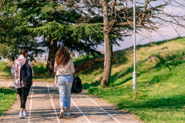 High School Meisje Opknoping Een Park Midden Natuur — Stockfoto