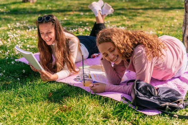 Zwei Schöne Schulfreunde Unterhalten Sich Und Lachen Sie Lernen Nach — Stockfoto