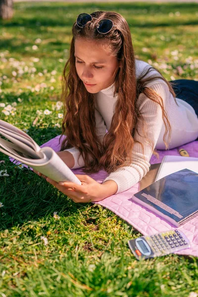 Kıvırcık Saçlı Kız Kitap Okuyor Yakın Çekim — Stok fotoğraf