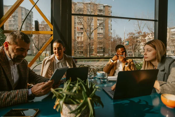 Чотири Бізнес Колеги Сидять Столом Кафе Місті — стокове фото