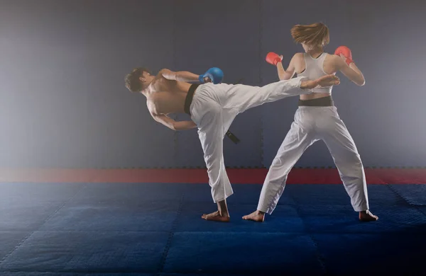 Närbild Två Unga Karate Vänner Gör Ura Mawashi Geri Karate — Stockfoto