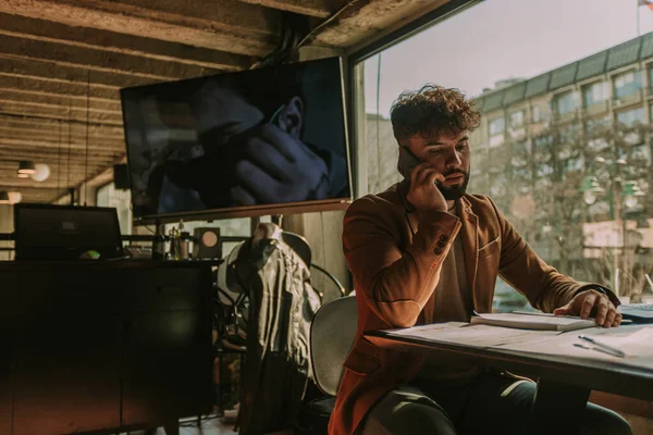 Kahve Barında Uzaktan Çalışan Beyaz Bir Adamının Telefon Görüşmesi Yaptığı — Stok fotoğraf