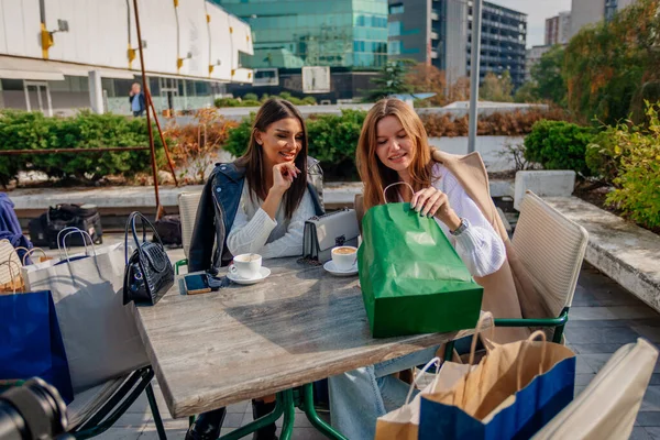 Две Счастливые Девушки Смотрят Сумку Сидя Кофейне — стоковое фото