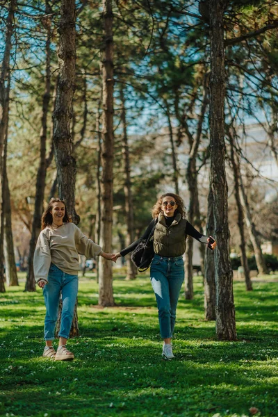 Φωτογραφία Δύο Πανέμορφα Κορίτσια Αράζουν Στο Πάρκο Κρατούν Χέρια Τους — Φωτογραφία Αρχείου