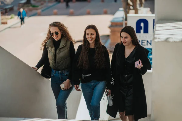 Três Meninas Adoráveis Viram Menino Bonito Enquanto Caminhavam Cima Prédio — Fotografia de Stock