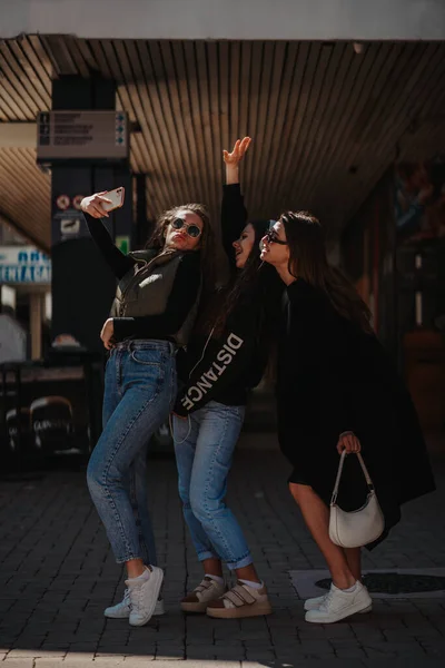 Três Raparigas Tirar Uma Selfie Eles Estão Divertindo Enquanto Estão — Fotografia de Stock