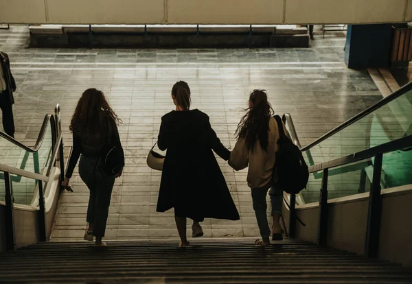 Rückansicht Von Drei Mädchen Die Einkaufszentrum Die Treppe Hinunter Gehen — Stockfoto