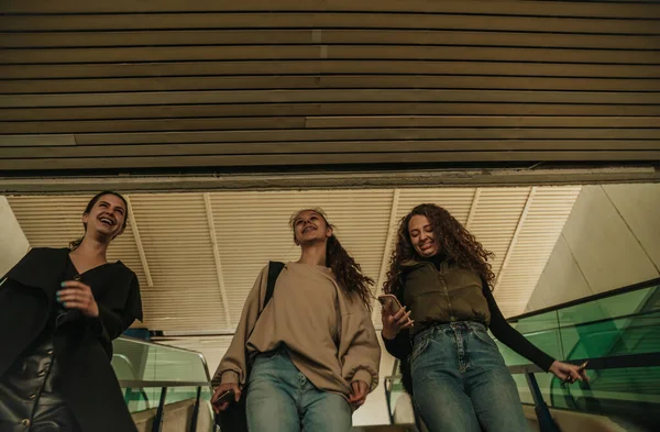 Aufnahme Aus Niedriger Perspektive Von Drei Mädchen Die Lachen Nachdem — Stockfoto