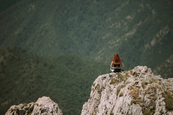 Девушка Рыжими Вьющимися Волосами Занимающаяся Йогой Сидя Вершине Горы — стоковое фото
