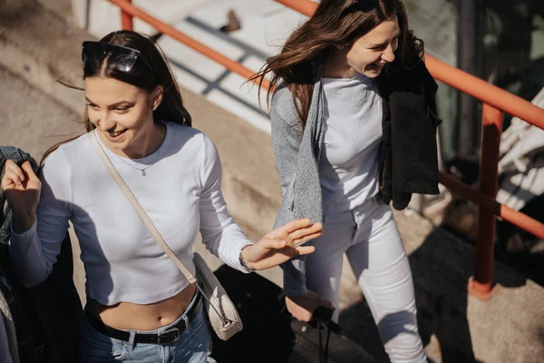 街の中心部を歩いている間に笑っている2人の美しい女の子の閉じる — ストック写真