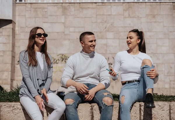 Τρεις Φίλοι Μιλάνε Και Χαμογελούν Ενώ Κάθονται Έξω Στον Πέτρινο — Φωτογραφία Αρχείου