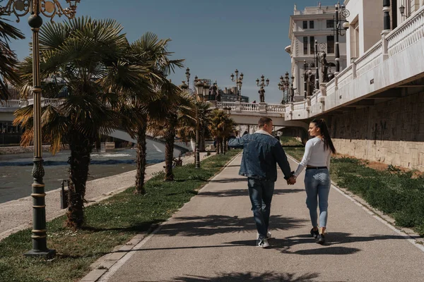 Красива Пара Ходить Тримаючись Руки Парку Місті — стокове фото