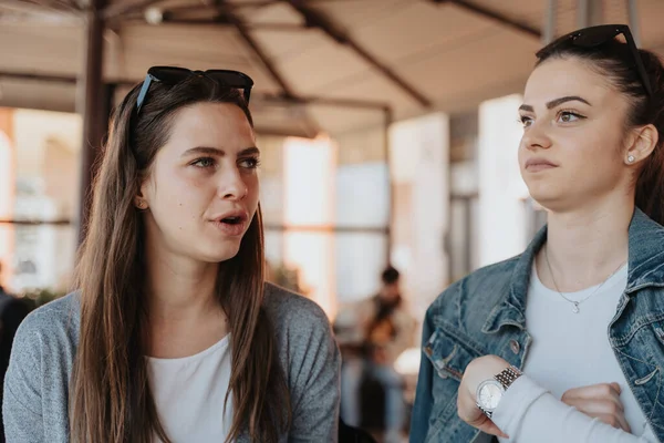 Duas Lindas Garotas Morenas Conversando Enquanto Uma Das Garotas Está — Fotografia de Stock